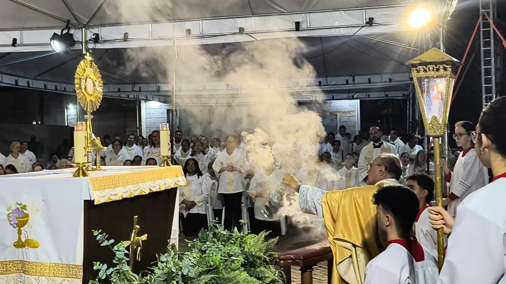 Fiéis confeccionam tapetes coloridos durante celebração de Corpus Christi em ruas de cidades brasileiras