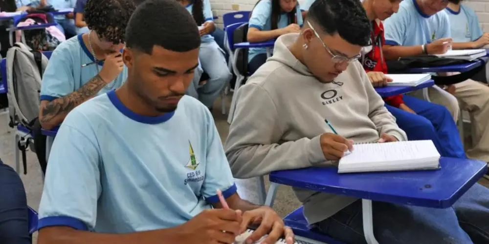 Estudantes em sala de aula voltam a enfrentar critérios mais rígidos de presença e rendimento a partir de 2026.
