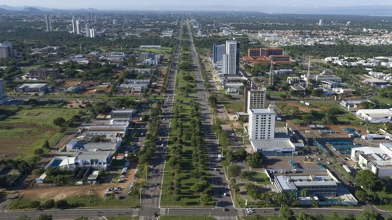 Vista da cidade de Palmas destaca áreas urbanas e espaços planejados que marcam a evolução da capital ao longo dos anos