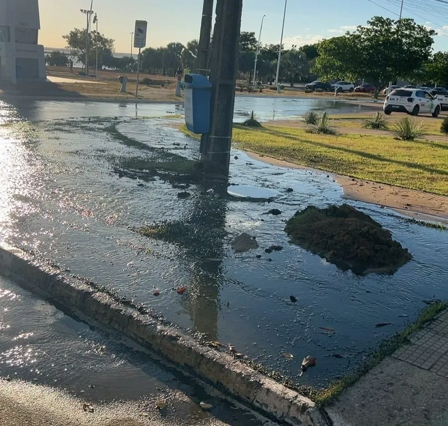 Extravasamento de esgoto atinge área urbana próxima à Praia da Graciosa em Palmas