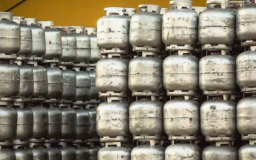 Uso massivo do gás de cozinha no Brasil mantém setor sob regras rígidas enquanto mudanças regulatórias são discutidas