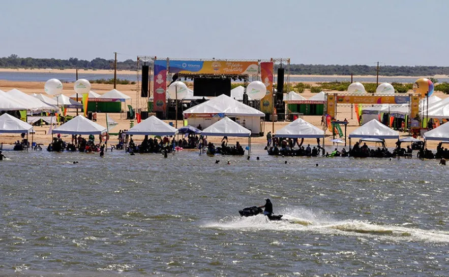 Estrutura de praia organizada com sinalização, acessibilidade e serviços reflete padrões exigidos para certificação