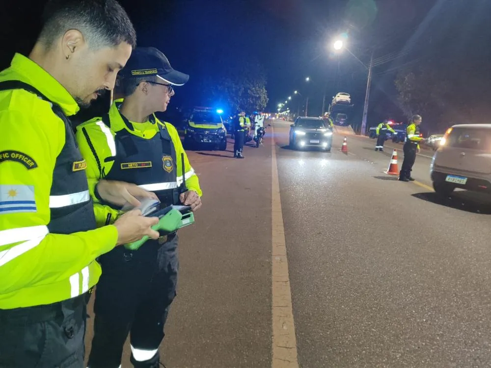 Agentes de trânsito realizam fiscalização e ações educativas para coibir a combinação de álcool e direção na capital