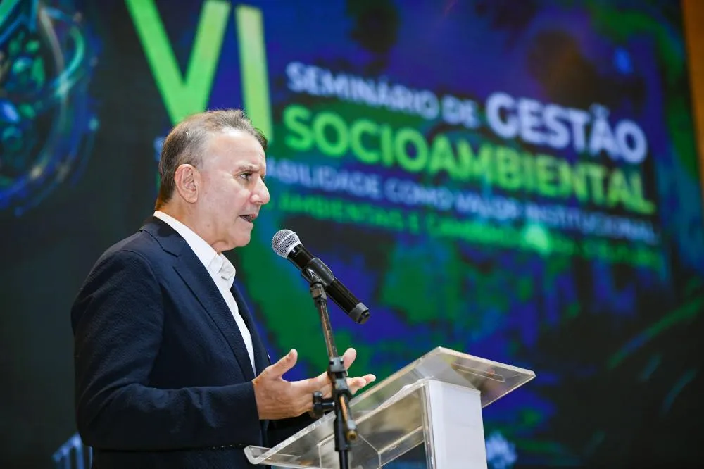 Autoridades municipais e representantes do Judiciário durante seminário sobre sustentabilidade e políticas ambientais em Palmas