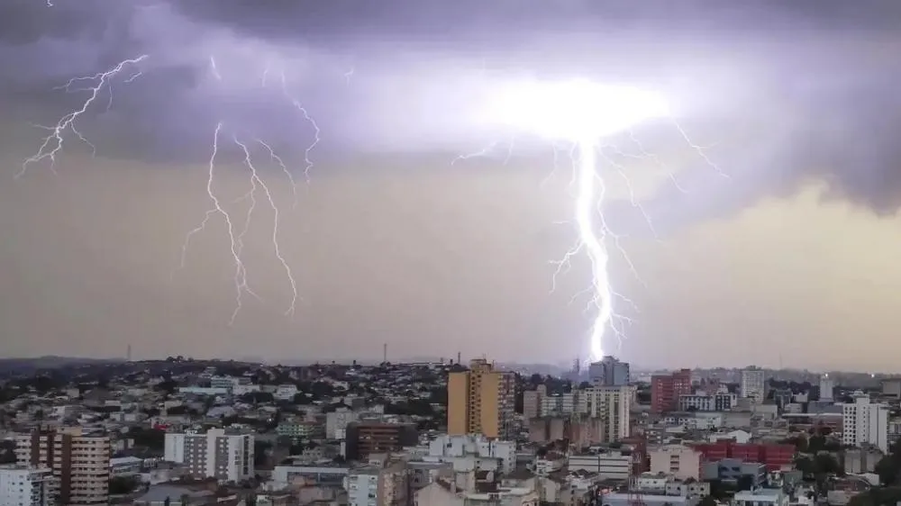 Céu carregado e chuvas persistentes marcam o avanço da instabilidade no Sul do Brasil, com previsão de altos acumulados em curto período. | Foto: FABIAN RIBEIRO