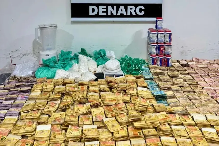 Material apreendido em operação policial inclui dinheiro em espécie, substâncias ilícitas e equipamentos de processamento em residência investigada em Belém.